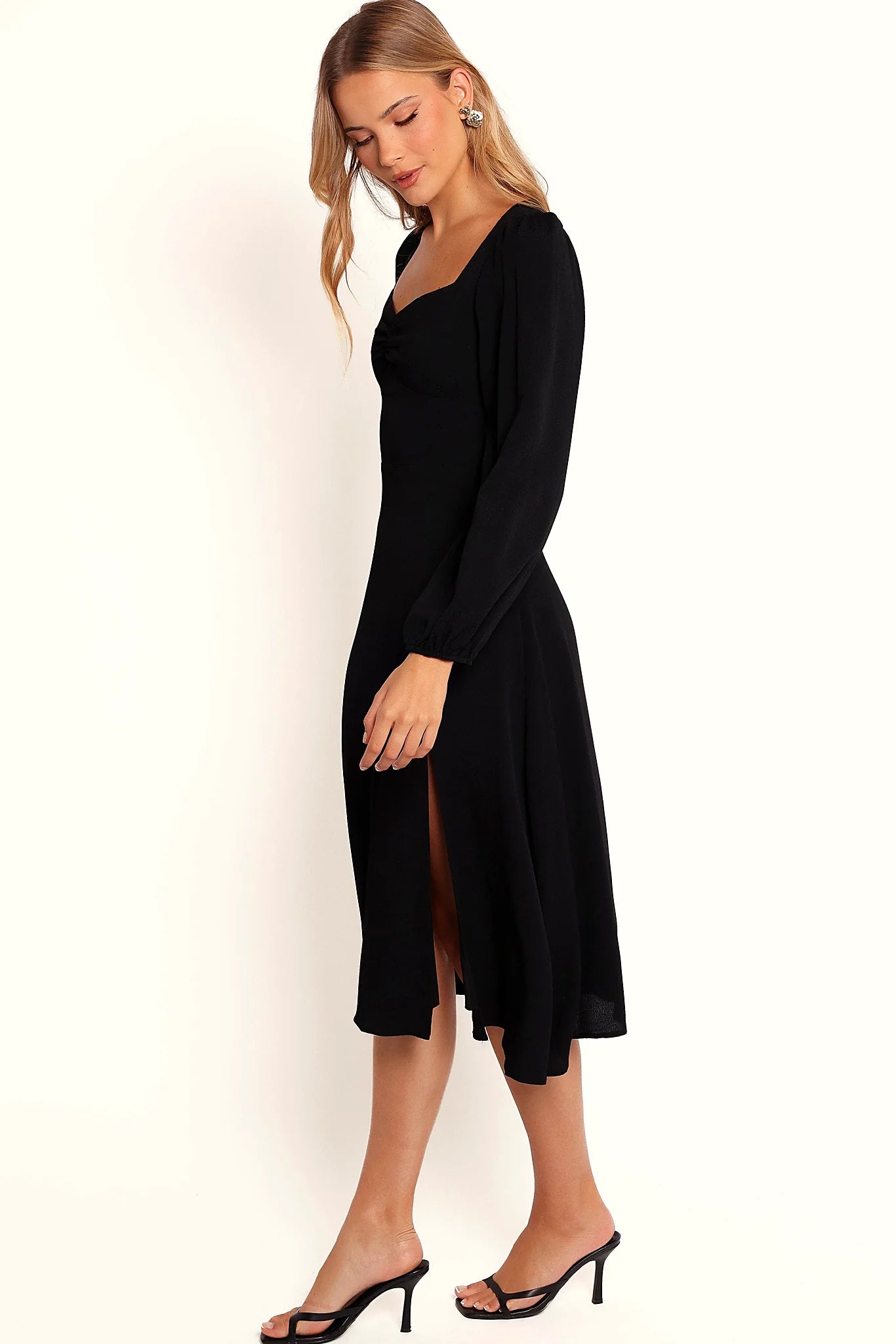 Back view with the invisible zip closing the dress